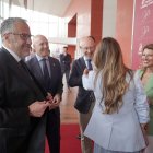 El portavoz parlamentario de Vox, Carlos Pollán, atiende a los medios de comunicación durante la entrega de los Premios Castilla y León.