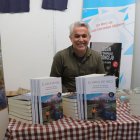 Presenta de su última novela, «El arca de Neo», una obra íntima Alfonso González Matorra junto su última novela.
