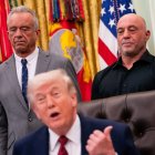 Trump ayer en la Casa Blanca con el presentador de podcasts estadounidense Joe Rogan (derecha) y Robert F. Kennedy.