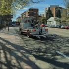 Un coche se escapa de una grúa municipal en pleno centro de León.
