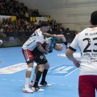 Adri Fernández trata de zafarse de un defensor del Nava en el partido de Asobal del 29 de marzo.