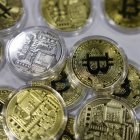 Logo del bitcoin en varias monedas de oro. EFE/EPA/CAROLINE BREHMAN/Archivo.