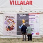 Dos vecinos de Villalar contempla el programa instalado en la carpa para la celebración de hoy.