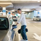 Un hombre deja su coche en el garaje