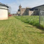 Palomar y finca limpia del Ayuntamiento de Carracedelo y maleza en el monasterio que lleva el ILC.