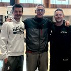 Alejandro Vaquera con Xavi Schelling, vicepresidente de Rendimiento y Salud de los San Antonio Spurs, y Carlos Sosa, preparador físico y readaptador.
