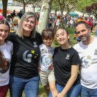Andrea Martínez de Pinillos, investigadora, con Darío y su familia en La Pola.