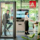 Dos personas trabajan desde su ordenador en un espacio de coworking.