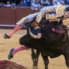El diestro Roca Rey fue cogido al entrar a matar al quinto toro de la corrida de este jueves de la Feria de Abril de Sevilla, y sufrio una cornada en el muslo derecho con dos trayectorias que suman 35 centímetros, en la Plaza de Toros de La Maestranza de Sevilla. EFE/ Raúl Caro.