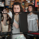 Amaia durante un concierto Tiny Desk.