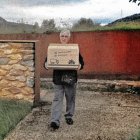 José Antonio, fotografiado por Sputnik con la caja de restos que no son los de su abuelo.