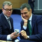 Pedro Sánchez ayer en Nicosia con el primer ministro filandés, Petteri Orpo.