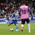 Enric Gallego, que hoy será titular, presiona a Pascanu en el último precedente (2-2).