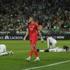 Los jugadores del Madrid se lamentan del gol encajado.