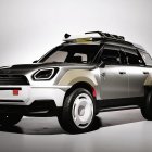 Imagen visualmente ‘potente’ la que luce el Mini Countryman Vagabund, con las ventanillas traseras convertidas en un sistema de proyección sonora al aire libre.