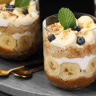 El banoffee tradicional se caracteriza por sus capas visibles de plátano, crema, galleta y caramelo, que aportan contraste de texturas