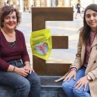 Sonia y Silvia García, dos leonesas afectadas de endometriosis con la enseña de su lucha en la E de León en la Catedral.