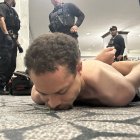 Fotografía donde se muestra al supuesto tirador arrestado por agentes del Servicio Secreto.