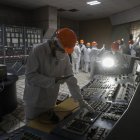 Visitantes en la sala de control del tercer reactor de la central nuclear de Chernóbil.
