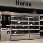 Un lineal de supermercado agotado el pasado 28 de abril de 2025, tras el apagón.