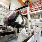 El satélite MTG-I2 en la sala blanca de la empresa Thales Alenia Space en Cannes (Francia).