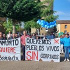 Concentración de vecinos de Villamuñío contra la macrogranja de cerdos.