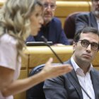La ministra de Trabajo, Yolanda Díaz junto a Carlos Cuerpo.