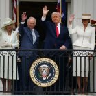 Donald J. Trump y Melania Trump junto a los reyes carlos y Camila en la Casa Blanca.