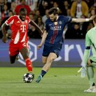 Kvaratskhelia (d) y Upamecano (i) anotaron en un partido frenético entre PSG y Bayern.