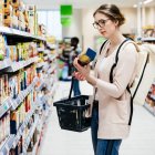 Una mujer compra en el supermercado