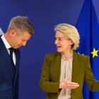 Ursula von der Leyen con el nuevo primer ministro húngaro, Peter Magyar.
