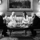 WASHINGTON, 28/04/2026.- Fotografía publicada en la cuenta oficial de la primera dama Melania Trump que muestra al presidente de Estados Unidos, Donald Trump (d), y a su esposa Melania junto a los reyes británicos, Carlos III y Camila, tomando té en el Salón Verde de la Casa Blanca en primero de los cuatro días de su visita de Estado. EFE/ Oficina de la primera dama de EE.UU.  - SOLO USO EDITORIAL/SOLO DISPONIBLE PARA ILUSTRAR LA NOTICIA QUE ACOMPAÑA (CRÉDITO OBLIGATORIO) -