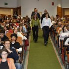 Nuria González y Anik De Groop entran en el salón de Grados de Ingeniería con Diez y Vaquerizo detrás.