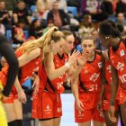 Alicia junto a sus compañeras. La leonesa ejerce como pilar del equipo lucense.