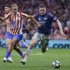 El rojiblanco Marcos Llorente pugna con un jugador del Arsenal.