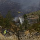 Archivo - Efectivos trabajan en el incendio Fasgar (León), visto desde Tremor de Arriba, en agosto de 2025.