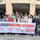 Un momento de la concentración a las puertas del centro educativo.