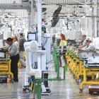 Varias personas trabajan en la fábrica de Renault en Valladolid.
