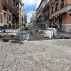 Se ha levantado, pero queda por colocar todo el adoquinado de la calle Ancha en el tramo desde Regidores hasta Cervantes.  Corte en la entrada desde Santo Domingo.