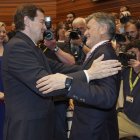 Francisco Vázquez es felicitado por el presidente en funciones de la Junta de Castilla y León, Alfonso Fernández Mañueco.