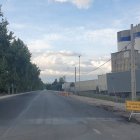 Aspecto de la carretera de acceso a Toral por la cementera.