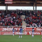 Los jugadores de la Deportiva lamentan sobre el césped del Ruta de la Plata uno de los goles.