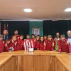 Homenaje en el Ayuntamiento a la plantilla del Atlético Paramés alevín.