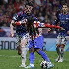 Lookman juega un balón ante Declan Rice, en el partido de ida de las semifinales de la Liga de Campeones entre Atlético de Madrid y Arsenal.