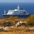El crucero de lujo MV Hondius parado en la costa de Cabo Verde.