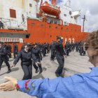 Miembros de la XXX Campaña Antártica del Buque Hespérides desembarcan en el Arsenal de Cartago.