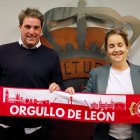 Asier Goiria y Natichu Alvarado, durante la presentación del nuevo director deportivo de la Cultural Leonesa.