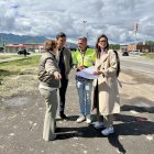La edil Lidia Coca y los responsables de la obra.