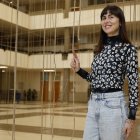 Cristina Hurtado junto a su obra.
