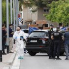 Esplugues de Llobregat (Barcelona), 02/05/2026.- Un hombre ha matado este sábado con un arma blanca a una mujer en la vía pública en el municipio barcelonés de Esplugues de Llobregat, suceso tras el que ha sido detenido por los Mossos, en un caso que se investiga como violencia machista. La policía catalana ha informado en un comunicado de que el suceso ha tenido lugar sobre las 11:00 horas, momento en el que una llamada ha alertado al teléfono de emergencias 112 de que un hombre había herido gravemente a una mujer y había huido del lugar. EFE/Alberto Estévez